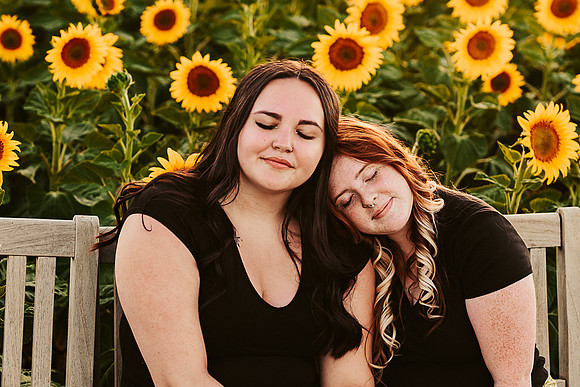 Erika & Kaitlynn - Sunflowers Best Friends -IMG_0370 - July 31, 2022 - ©Radiant Photography by Selina - Selina Gilchrist