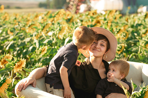 Andy Rowan & Sora - Sunflowers 2023 - IMG_2908 - July 17, 2023 - Radiant Photography by Selina-Selina Gilchrist