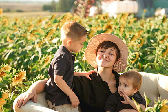 Andy Rowan & Sora - Sunflowers 2023 - IMG_2907 - July 17, 2023 - Radiant Photography by Selina-Selina Gilchrist