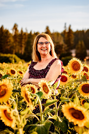 Kelly Anderson_sunflowers - IMG_5146 - July 23, 2023 - Radiant Photography by Selina-Selina Gilchrist