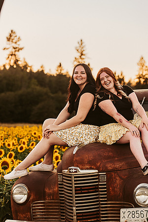 Erika & Kaitlynn - Sunflowers Best Friends -IMG_0380 - July 31, 2022 - ©Radiant Photography by Selina - Selina Gilchrist