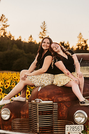 Erika & Kaitlynn - Sunflowers Best Friends -IMG_0375 - July 31, 2022 - ©Radiant Photography by Selina - Selina Gilchrist