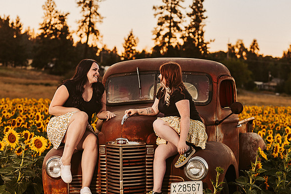 Erika & Kaitlynn - Sunflowers Best Friends -IMG_0394 - July 31, 2022 - ©Radiant Photography by Selina - Selina Gilchrist