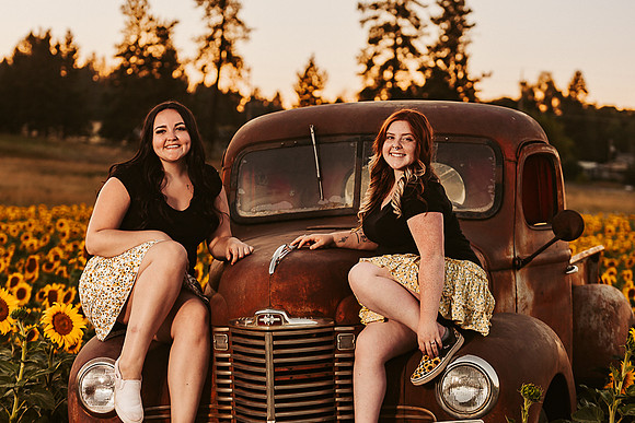 Erika & Kaitlynn - Sunflowers Best Friends -IMG_0391 - July 31, 2022 - ©Radiant Photography by Selina - Selina Gilchrist