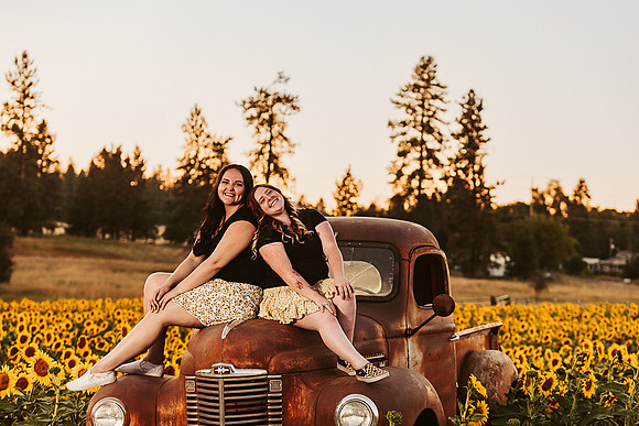 Erika & Kaitlynn - Sunflowers Best Friends -IMG_0388 - July 31, 2022 - ©Radiant Photography by Selina - Selina Gilchrist