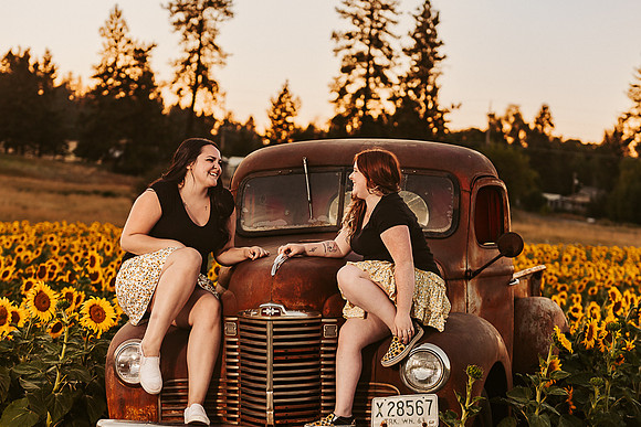 Erika & Kaitlynn - Sunflowers Best Friends -IMG_0396 - July 31, 2022 - ©Radiant Photography by Selina - Selina Gilchrist