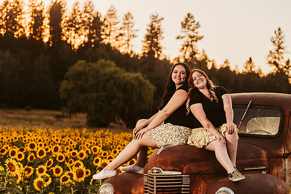 Erika & Kaitlynn - Sunflowers Best Friends -IMG_0384 - July 31, 2022 - ©Radiant Photography by Selina - Selina Gilchrist